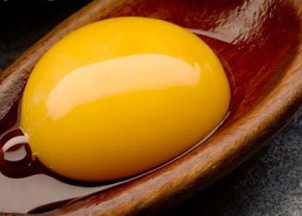 Trong trứng cũng giàu choline, chất thúc đẩy tăng trưởng tổng thể cho em bé, đặc biệt cho não, và ngăn ngừa khuyết tật ống thần kinh. Trong trứng còn chứa omega-3 – tốt cho mắt và tim mạch của em bé.